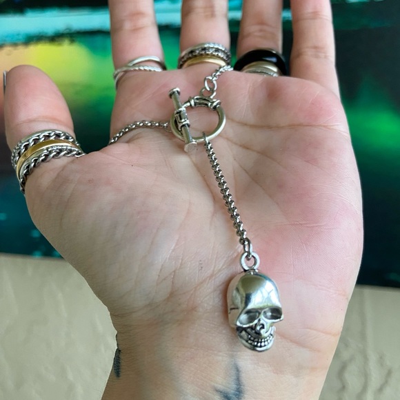 Skull silver necklace . Lariat Y shape toggle clasp & skull charm boho necklace - Picture 7 of 12